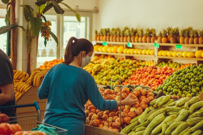 Mulher comprando no Sacolão Farm