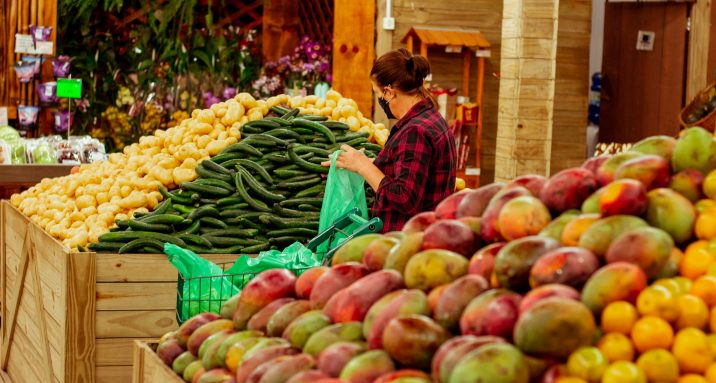 Pessoa escolhendo suas compras no Sacolão Farm