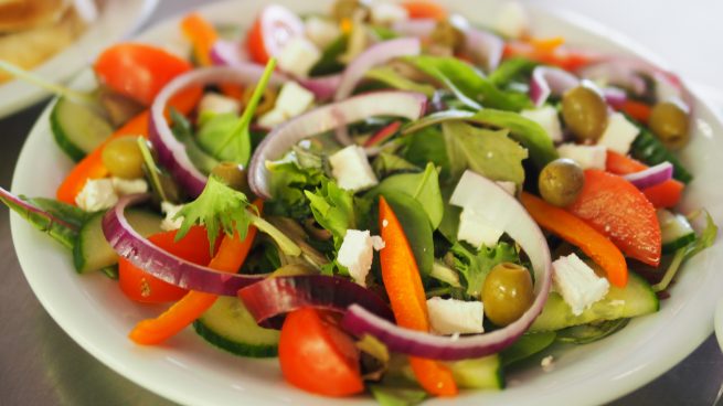 Prato balanceado e saudável, com saladas