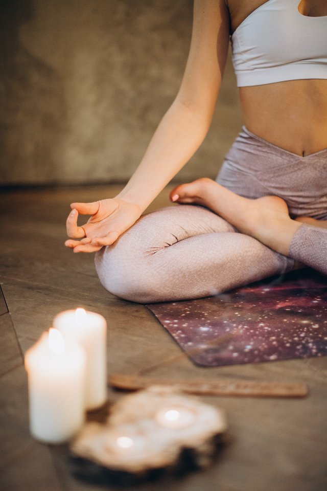 Mulher meditando, para acalmar a mente e o corpo