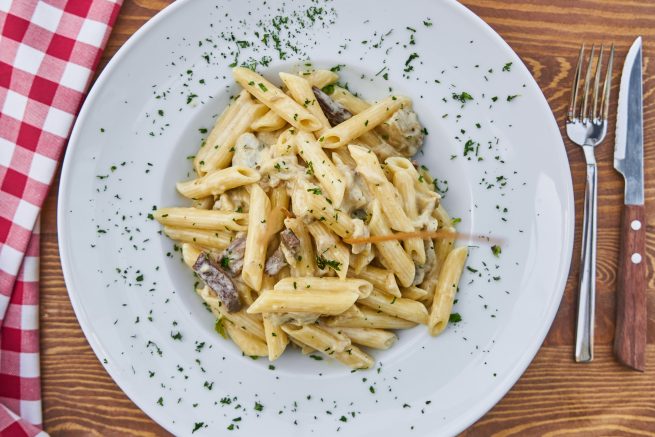 Prato com macarrão e temperos.