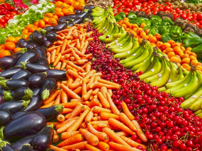 Alimentos importantes para o funcionamento do corpo e uma vida saudável, variedade de frutas e verduras.