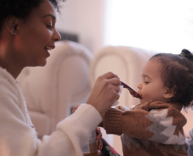 Mãe tratando de sua filha.