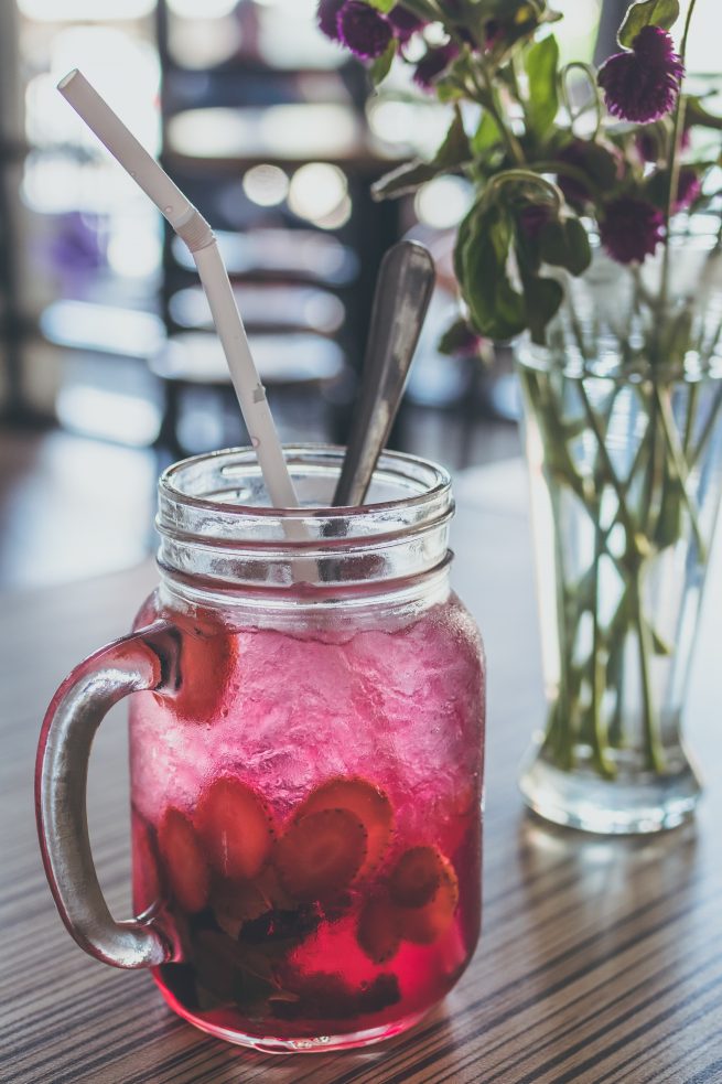 Copo de caipirinha gelada,feita com frutas vermelhas.