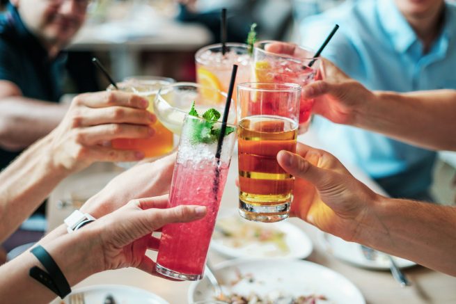 Brinde com bebidas alcoólicas, que são prejudiciais a saúde devido a quantidade de açúcar em seu preparo.