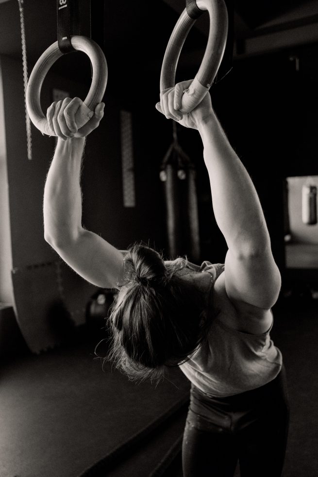 Mulher fazendo exercício físico na academia.