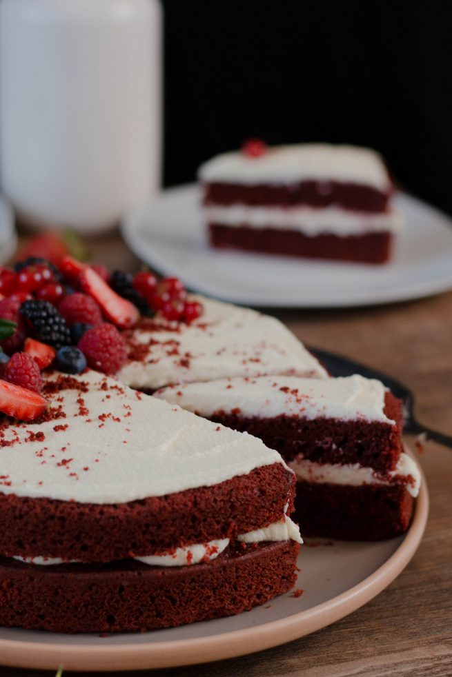 Bolo de brigadeiro branco, com geleia de futas vermelhas.