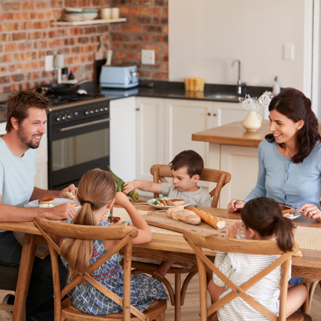 Família reunida na mesa, para almoçar todos juntos.