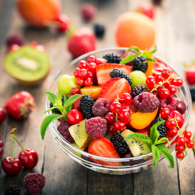 Pote de vidro com salada de frutas.