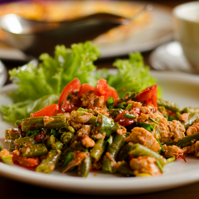 Prato com saladas e carnes.