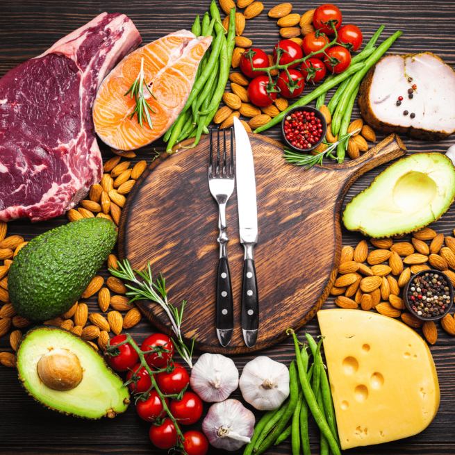 Grande variedade de alimentos saudáveis, como por exemplo: abacate, tomate cereja, alho, queijo, carne, salmão, vagem, e sementes.