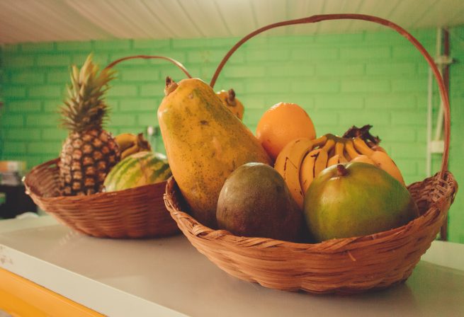 Cesta com uma variedade de frutas, em cima do balcão.