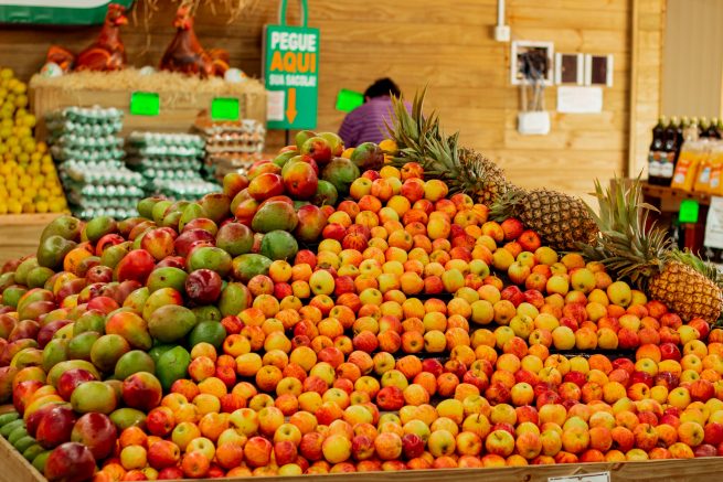 Pilhas que podem representar a pirâmide alimentar, com muitas frutas.