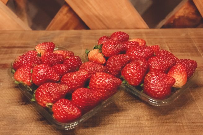Os morangos são ricos em vitamina C e fazem parte do grupo das frutas cítricas.