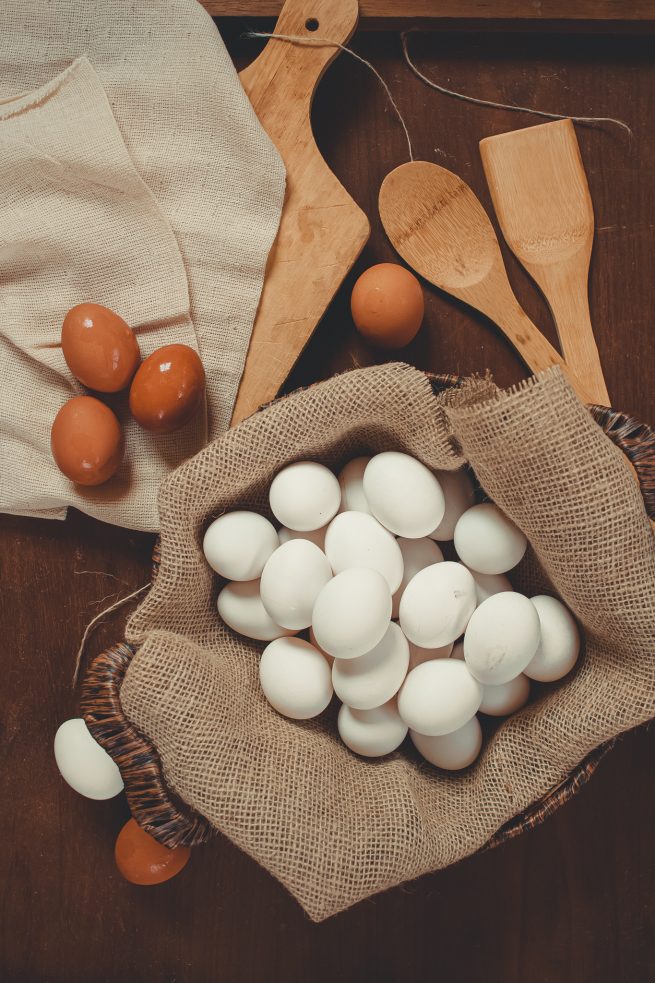 Ovos brancos e vermelhos, que possuem uma grande quantidade de Vitamina D.