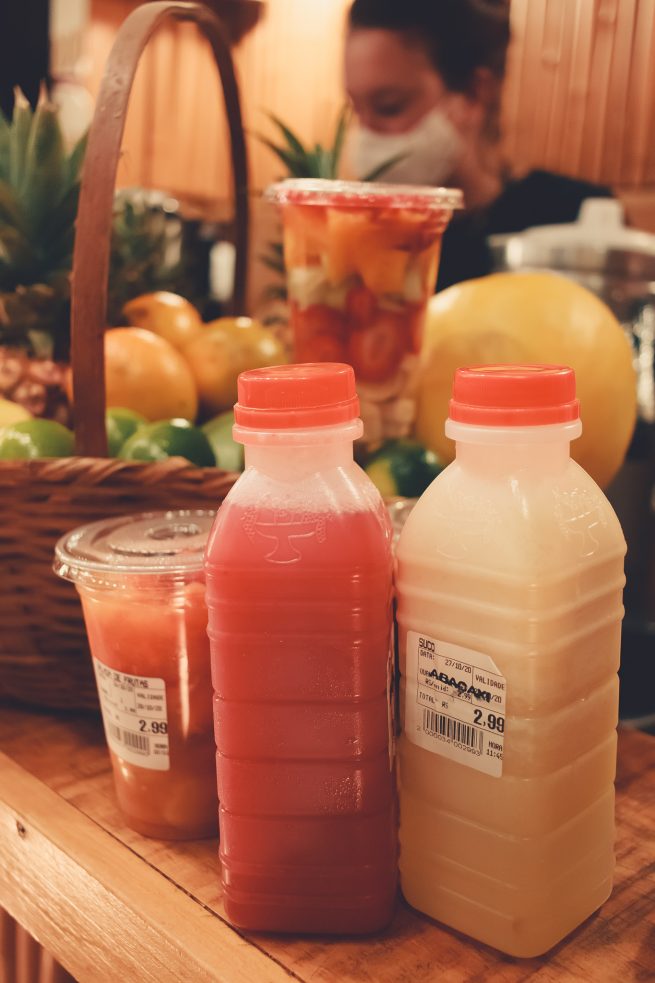 Para acrescentar as frutas nas refeições, você pode preparar um suco natural e salada de frutas, eles trazem uma boa nutrição.