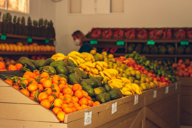 Pilha com frutas vermelhas, verdes e cítricas.