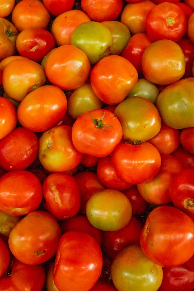 Tomates são facilmente acrescentados nas saladas ou consumidos in natura, e te ajudam a ter uma boa nutrição.