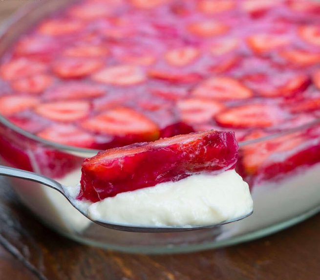 Travessa com gelado de morango natalino.