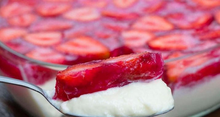 Travessa com gelado de morango natalino.