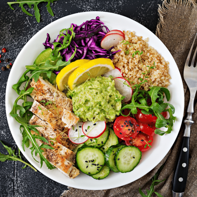 Prato nutritivo e colorido, com muitas frutas, verduras e legumes.