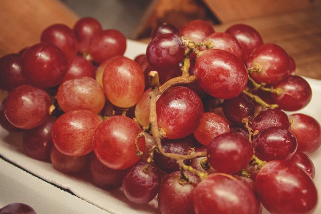 Os alimentos de cores azuis e roxas, como a uva, possuem grandes antioxidantes.