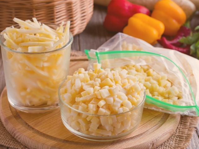Alimentos congelados, distribuídos em travessas de vidro e um saco plástico.