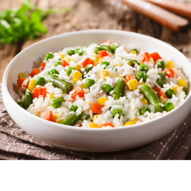 Prato com arroz colorido e saudável.