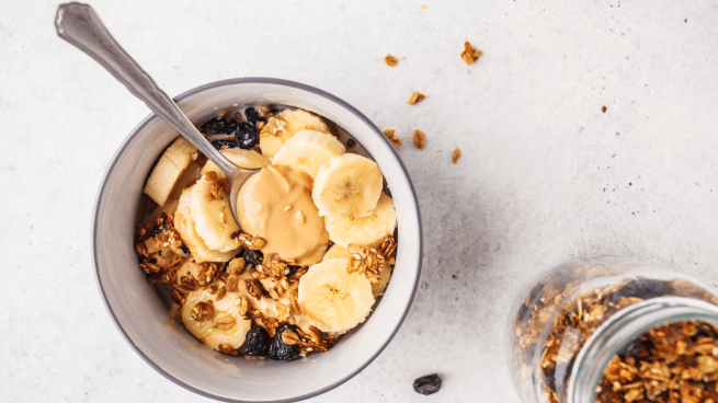 Aveia em flocos com nozes, banana e um toque de canela.