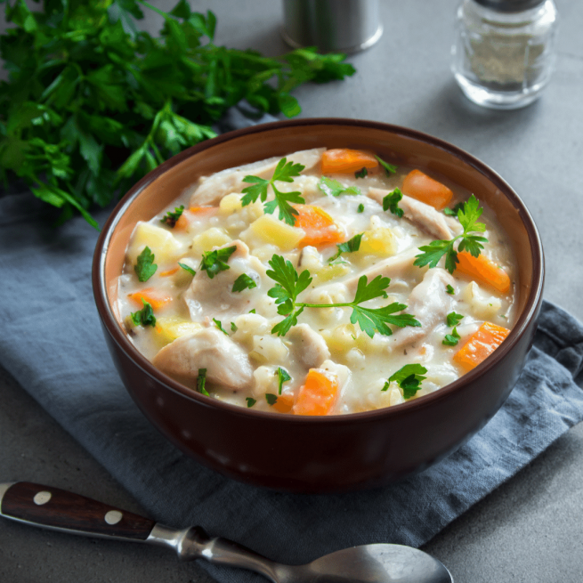 Canja de galinha com salsa e cenoura.