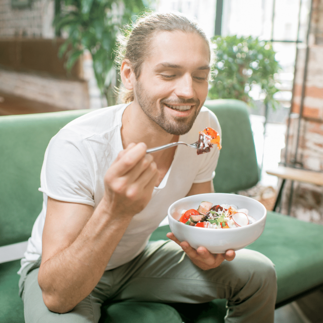 Desfrutando de sua refeição, com alimentos naturais e saudáveis.