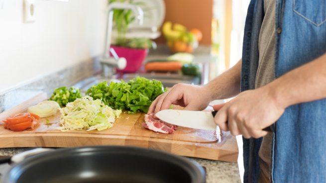 É importante não cortar o alimentos antes de armazena-los na geladeira.