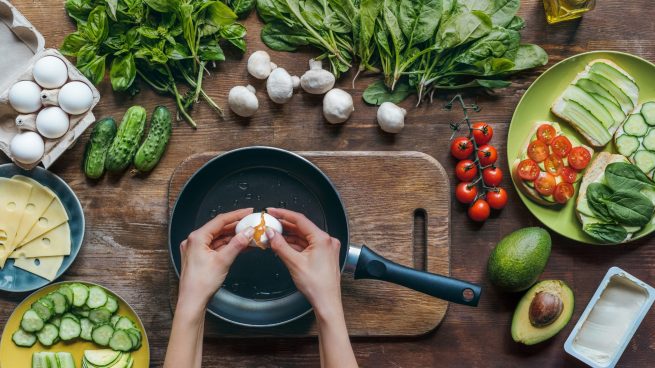 Cozinhando de forma saudável, com muitos legumes, nozes e sementes.