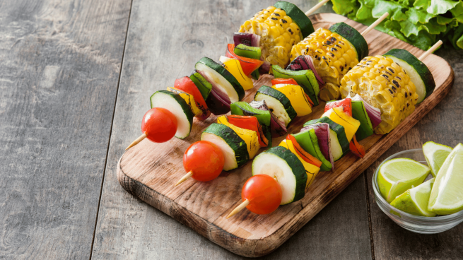  Espetinhos de vegetais grelhados com tofu grelhado e salada de quinoa com espinafre.