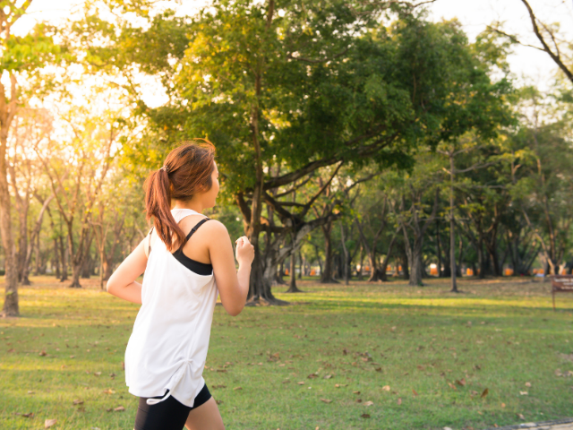 A prática de exercícios físicos também faz parte da pirâmide alimentar.