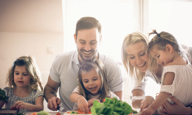Pais ensinando seus filhos desde pequeno, os hábitos alimentares. saudáveis