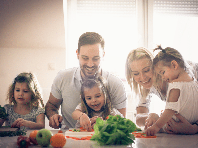 Pais ensinando seus filhos desde pequeno, os hábitos alimentares. saudáveis 