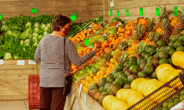 Cliente escolhendo as melhores frutas e verduras de safra para sua semana.