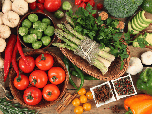 Variedade de vegetais ricos em fitonutrientes e vitaminas.