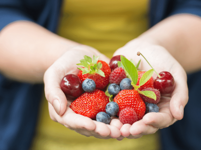 Frutas vermelhas, que se destacam pelas suas cores.