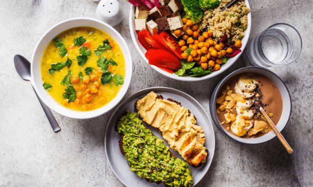 Refeições saudáveis com uma variedade de alimentos.
