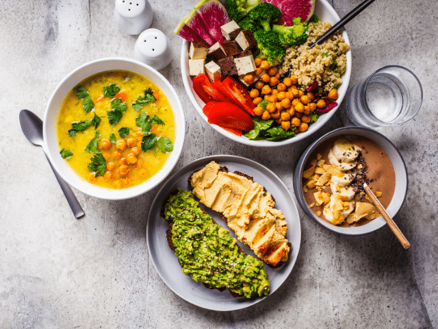 Refeições saudáveis com uma variedade de alimentos.