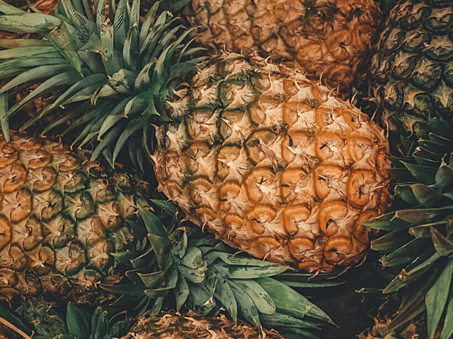 Abacaxi havaí é uma fruta importante para hidratação do nosso corpo.