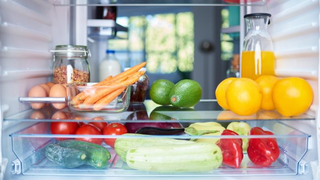 Uma geladeira com alimentos coloridos e saudáveis, te ajuda a ter uma boa saúde.