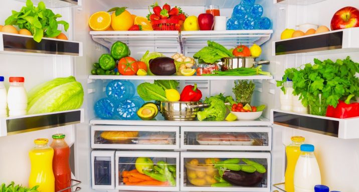 Uma geladeira com alimentos coloridos e saudáveis, te ajuda a ter uma boa saúde.