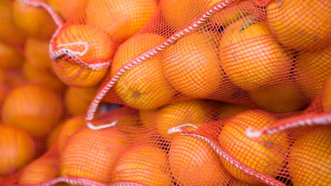 As laranjas devem ser armazenadas na gaveta da geladeira ou em um saco de rede na geladeira.
