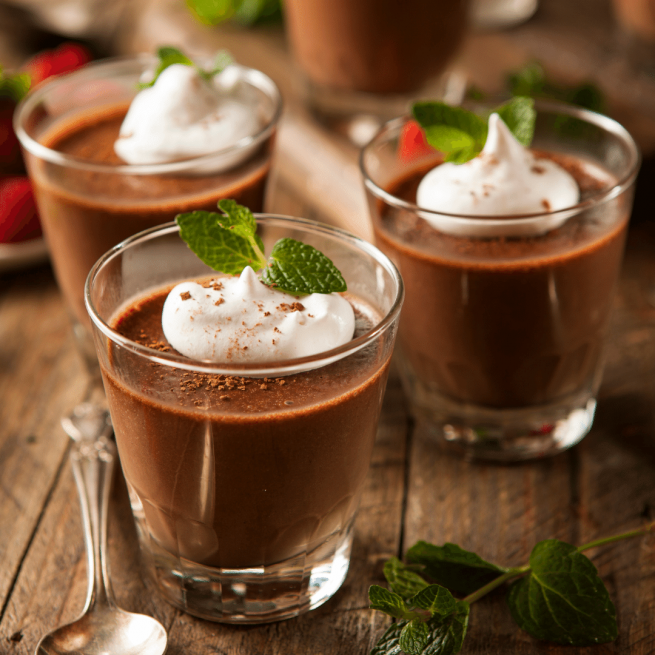 Copos transparentes com mousse de chocolate meio amargo.
