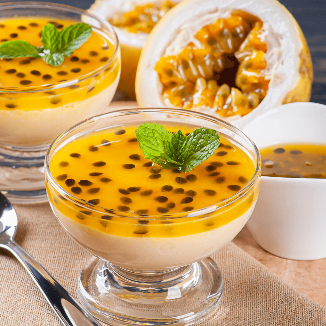 Taça com mousse de maracujá e chocolate branco.