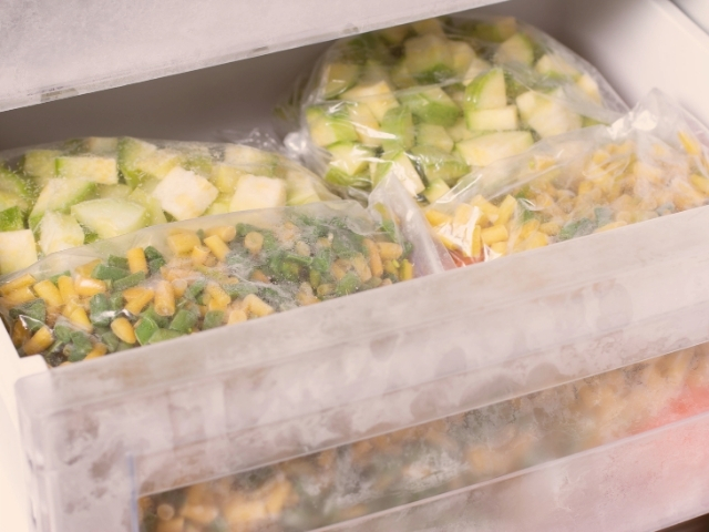Saco plástico para congelamento de alimentos.