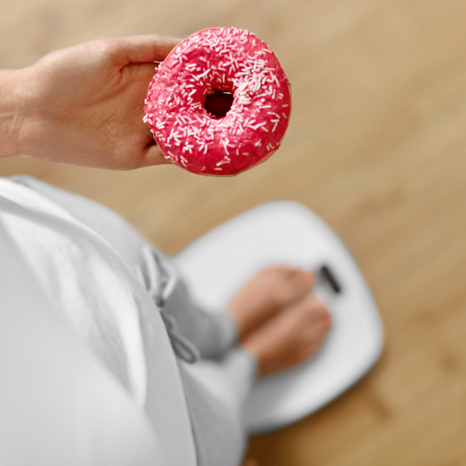 Dieta com falta de proteínas e vitaminas e rica em gorduras e açúcares.